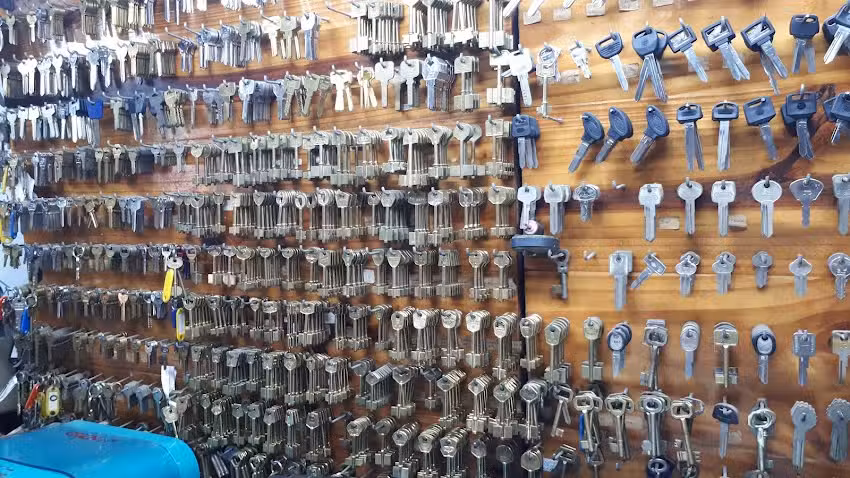 Autopartes y Cerrajería Buzzatto